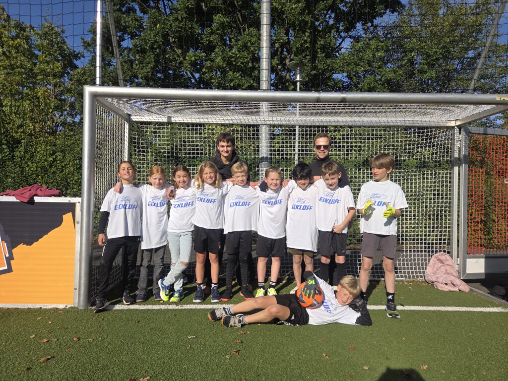 Fußballmannschaft der Eulenschule Herberhausen vor dem Tor beim Grundschulliga-Turnier 2026