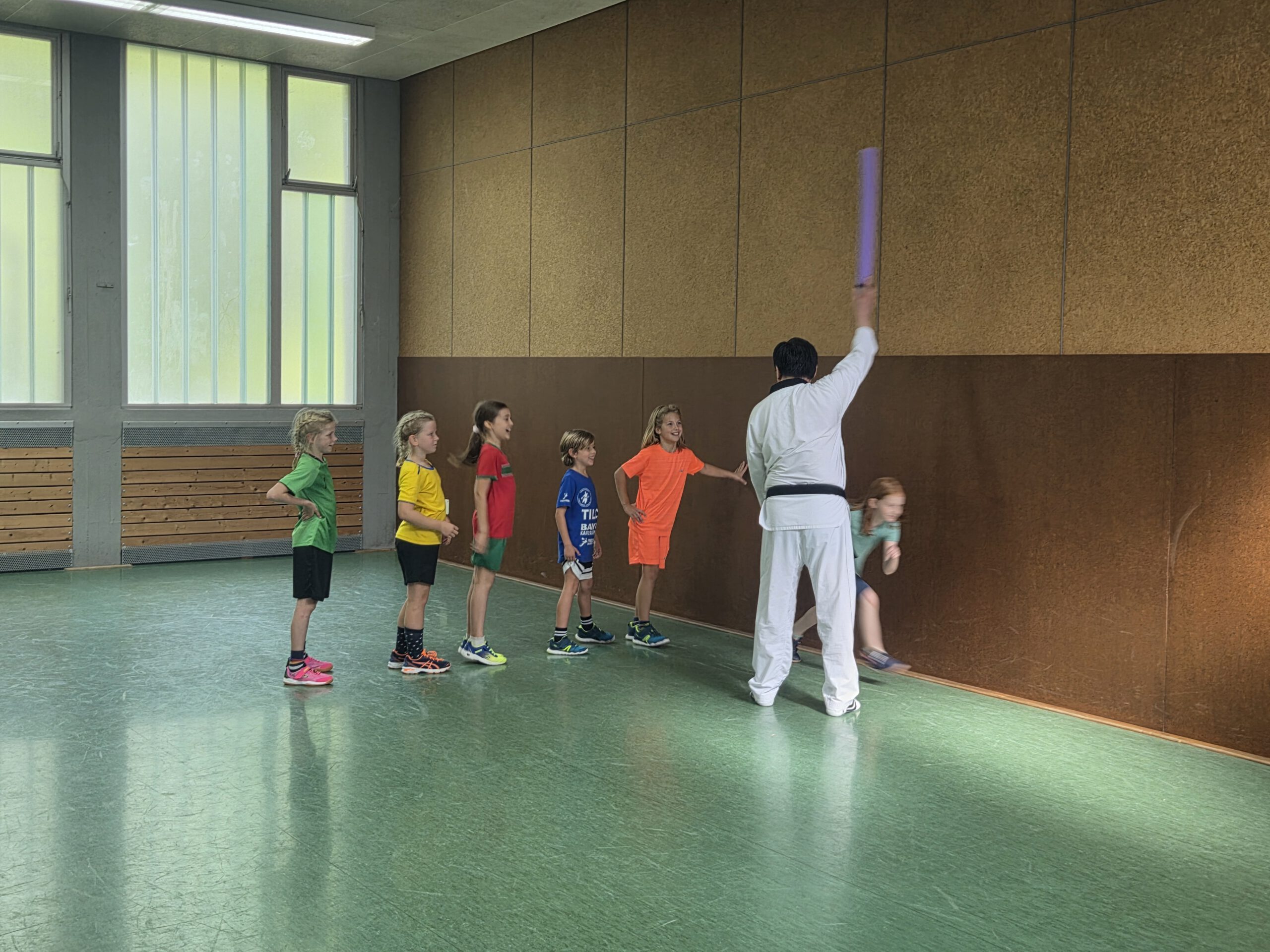 Kinder lernen beim Sportaktionstag erste Taekwondo-Bewegungen